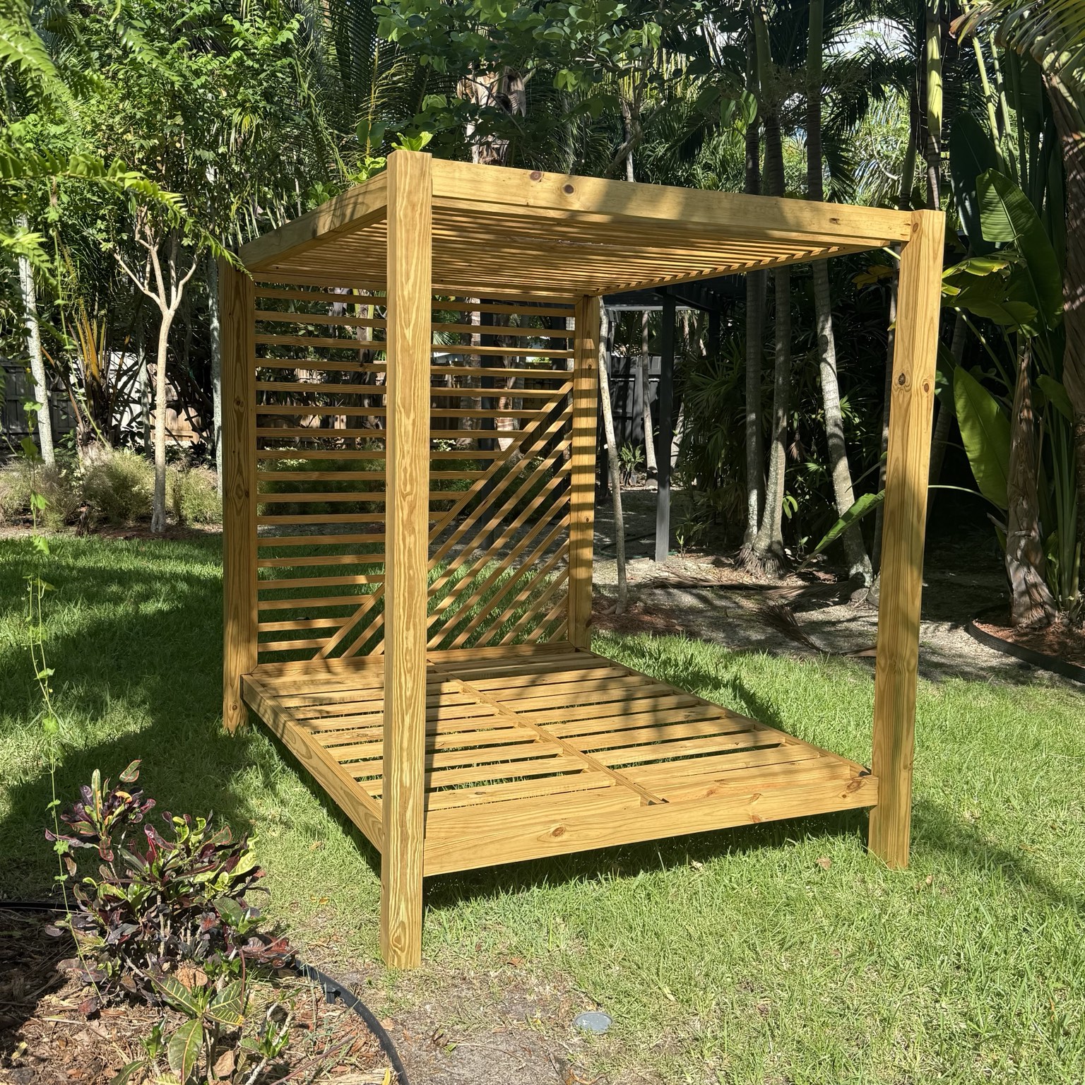 The Palma Cabana frame in a tropical garden