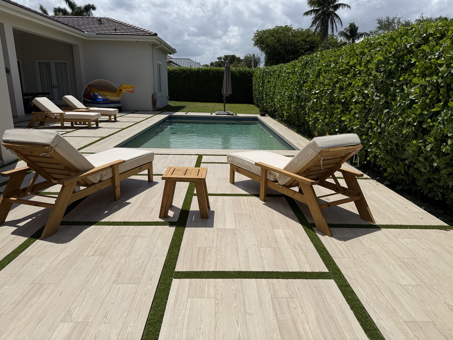 Sol seating around a backyard pool