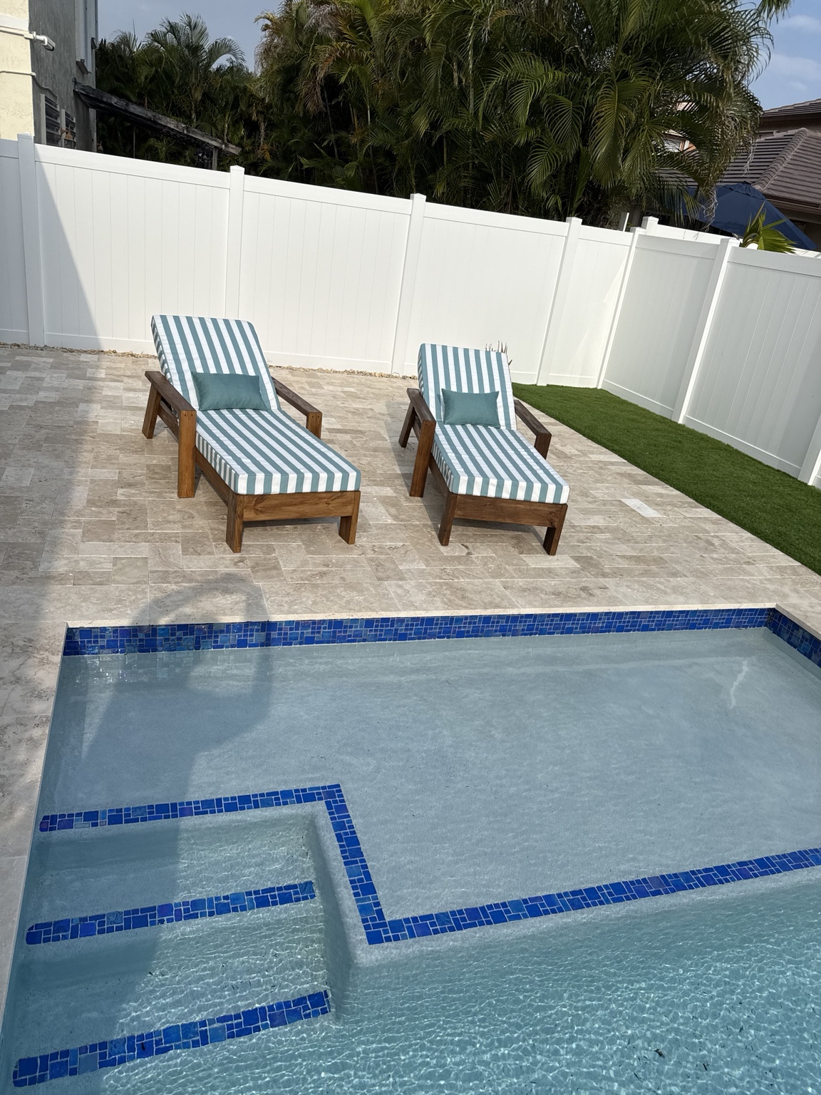 Sol loungers overlooking the pool